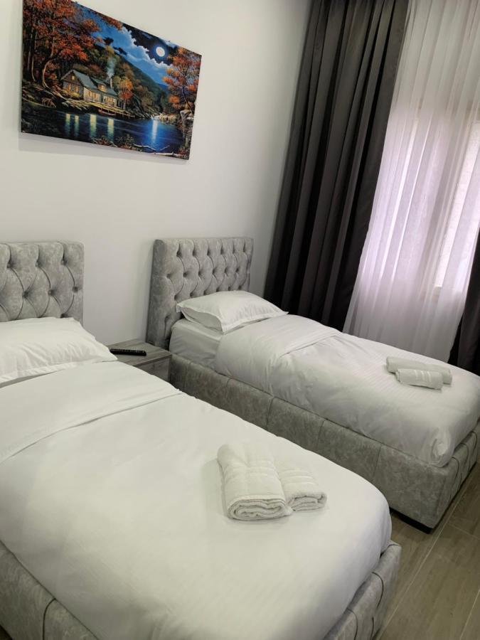 Hotel Restaurant Deso Shijak Dış mekan fotoğraf
