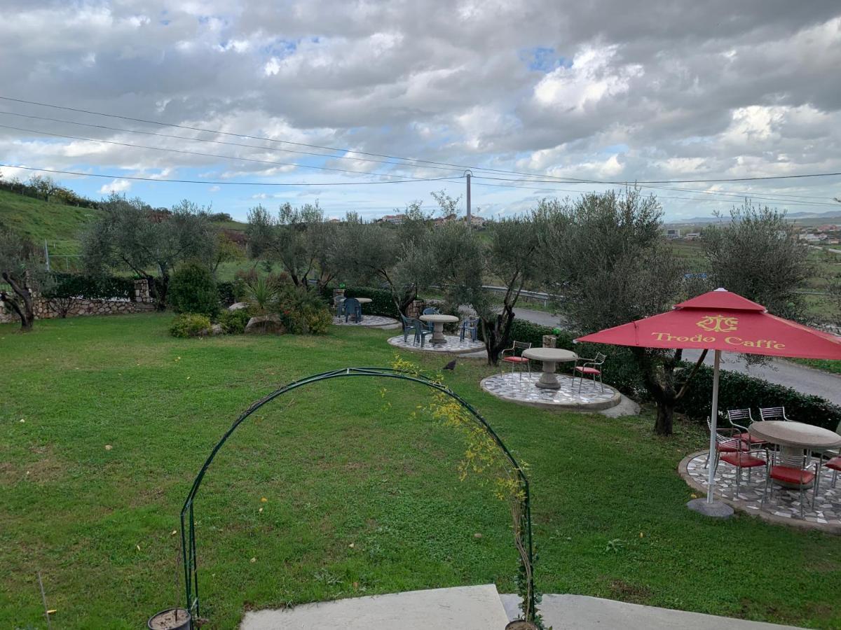 Hotel Restaurant Deso Shijak Dış mekan fotoğraf