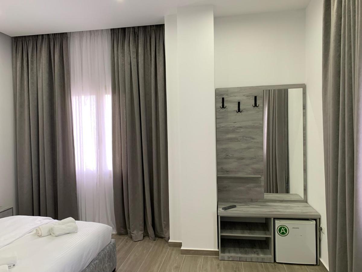 Hotel Restaurant Deso Shijak Dış mekan fotoğraf