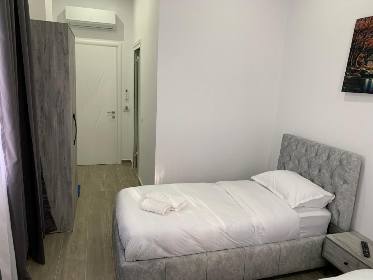 Hotel Restaurant Deso Shijak Dış mekan fotoğraf