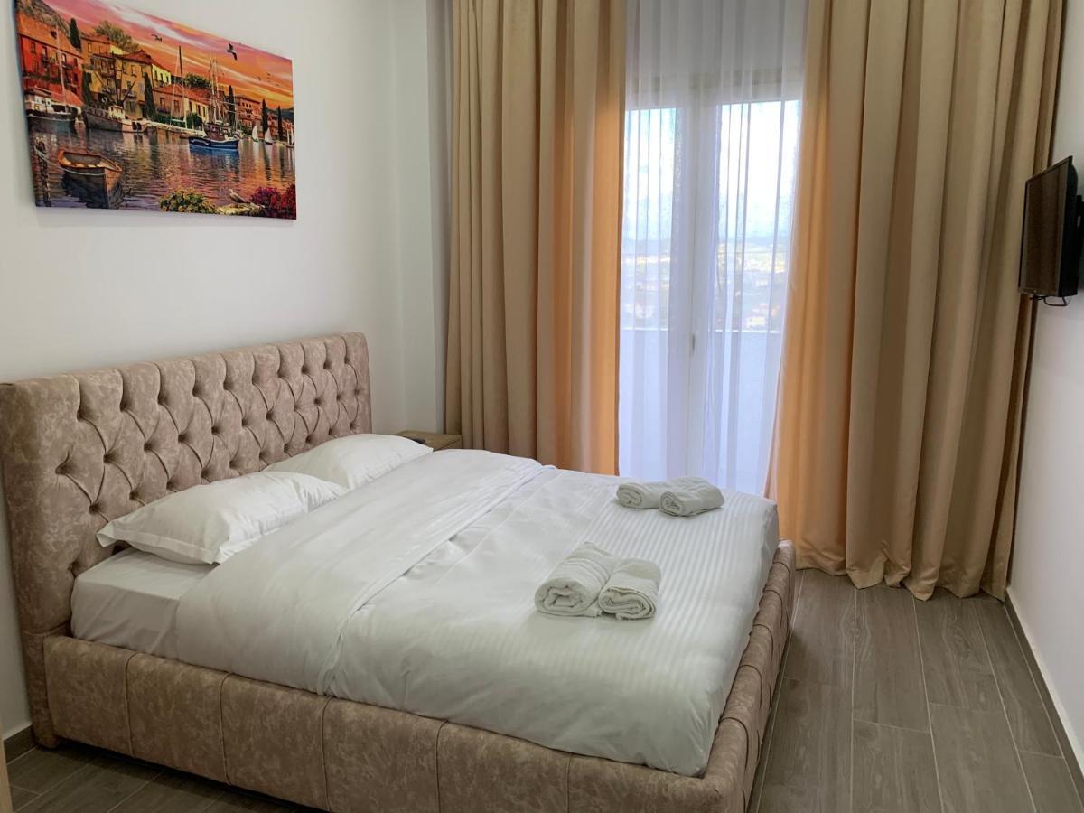 Hotel Restaurant Deso Shijak Dış mekan fotoğraf