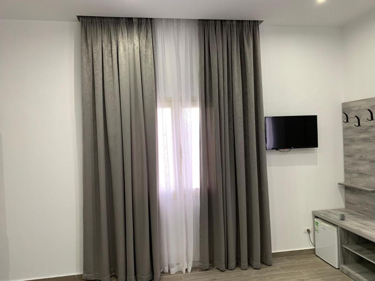 Hotel Restaurant Deso Shijak Dış mekan fotoğraf